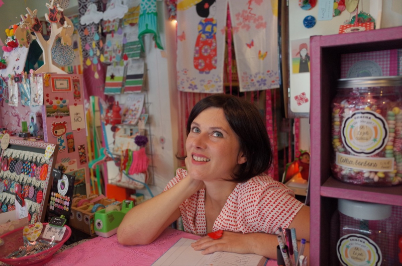 association--min_shop_woman_craft_business_color-135528